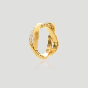 This image showcases the front view of Lazesoul Jewelry's "Entwined Dimensions" Intertwined Ring. The ring is made of S925 sterling silver and plated with 18K gold. Its unique design features intertwined surfaces, with parts of the surface adorned with sparkling 5A zirconia, making the overall appearance more luxurious and dazzling.