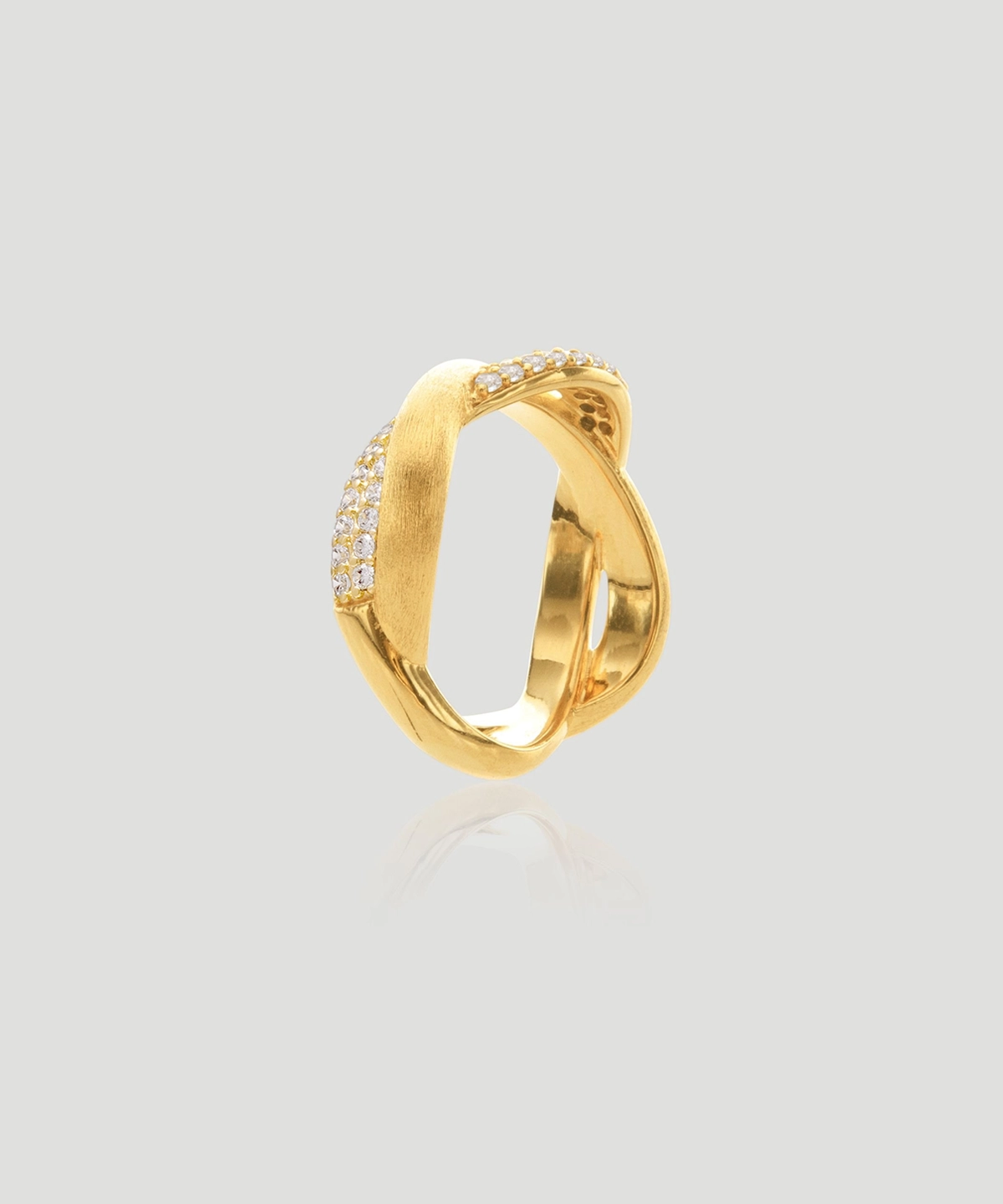 This image showcases the front view of Lazesoul Jewelry's "Entwined Dimensions" Intertwined Ring. The ring is made of S925 sterling silver and plated with 18K gold. Its unique design features intertwined surfaces, with parts of the surface adorned with sparkling 5A zirconia, making the overall appearance more luxurious and dazzling.