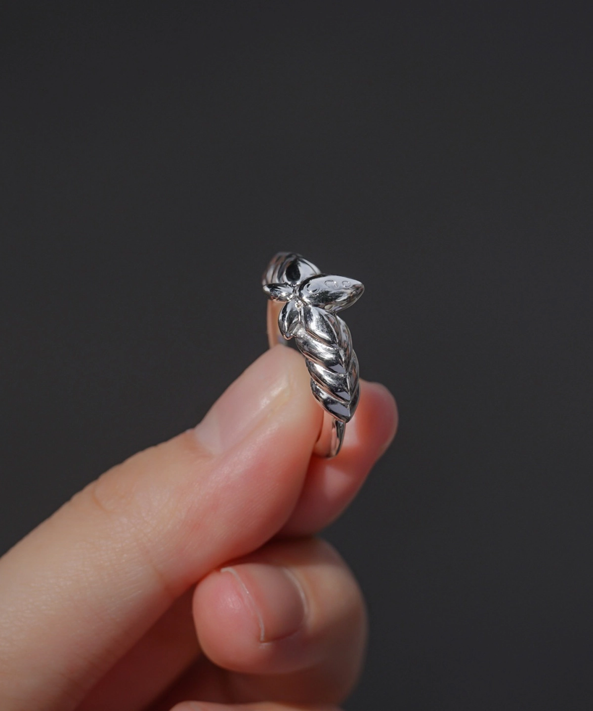 A close-up view of the Lazesoul Handmade Mirror Lotus Ring reveals its exquisite detail—crafted from 999 pure silver with a bold, sculptural lotus design inspired by Frieren: Beyond Journey’s End. The open adjustable band and anime-style motif make it a perfect accessory for fans of fantasy, artful jewelry, and storytelling through design.
