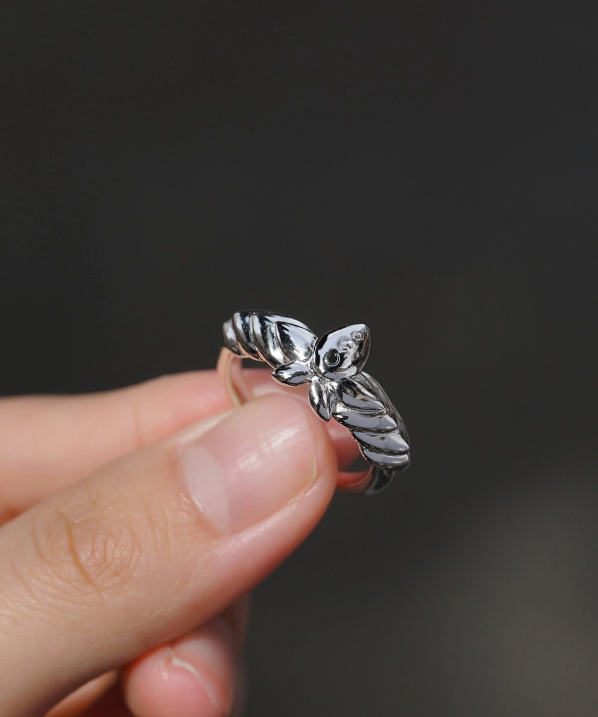 A close-up view of the Lazesoul Handmade Mirror Lotus Ring reveals its exquisite detail—crafted from 999 pure silver with a bold, sculptural lotus design inspired by Frieren: Beyond Journey’s End. The open adjustable band and anime-style motif make it a perfect accessory for fans of fantasy, artful jewelry, and storytelling through design.