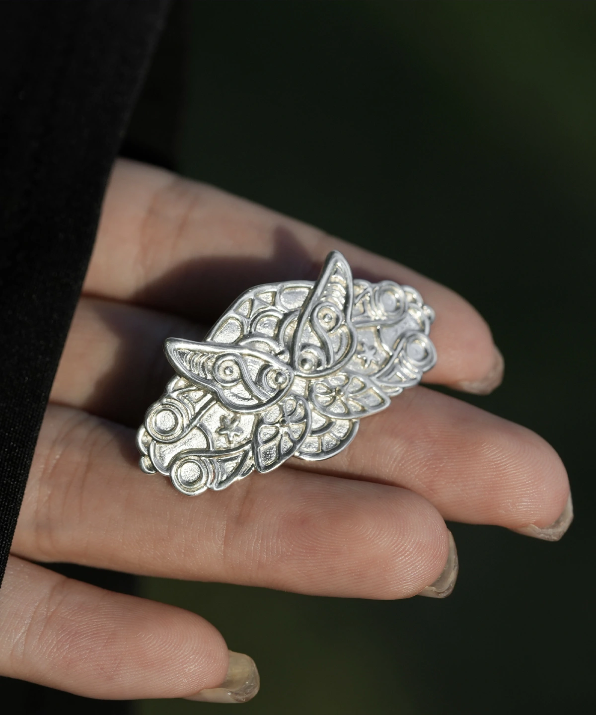 A close-up of a hand holding the Elven Fern Hair Clip, handmade in 925 sterling silver. The intricately crafted fern motif captures the elegance of elven aesthetics, inspired by Frieren: Beyond Journey’s End.