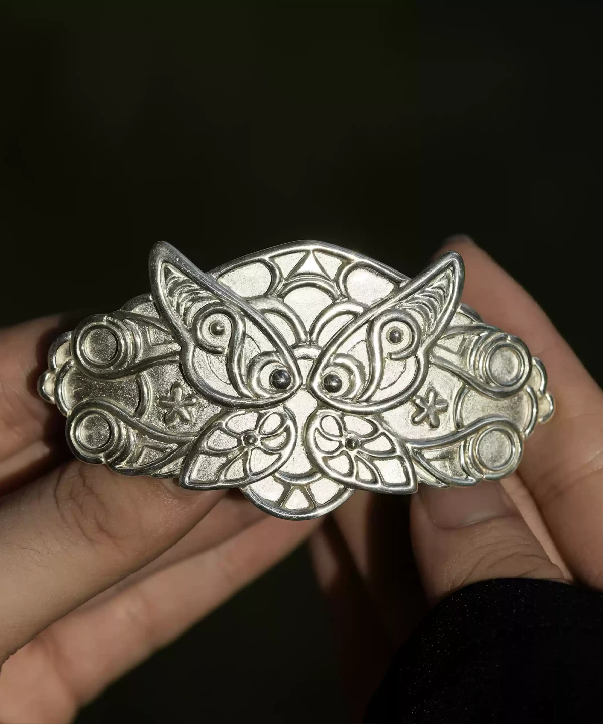 A close-up of the Elven Fern Hair Clip, crafted in 925 sterling silver, showcasing elegant fern-inspired details with a fantasy aesthetic.