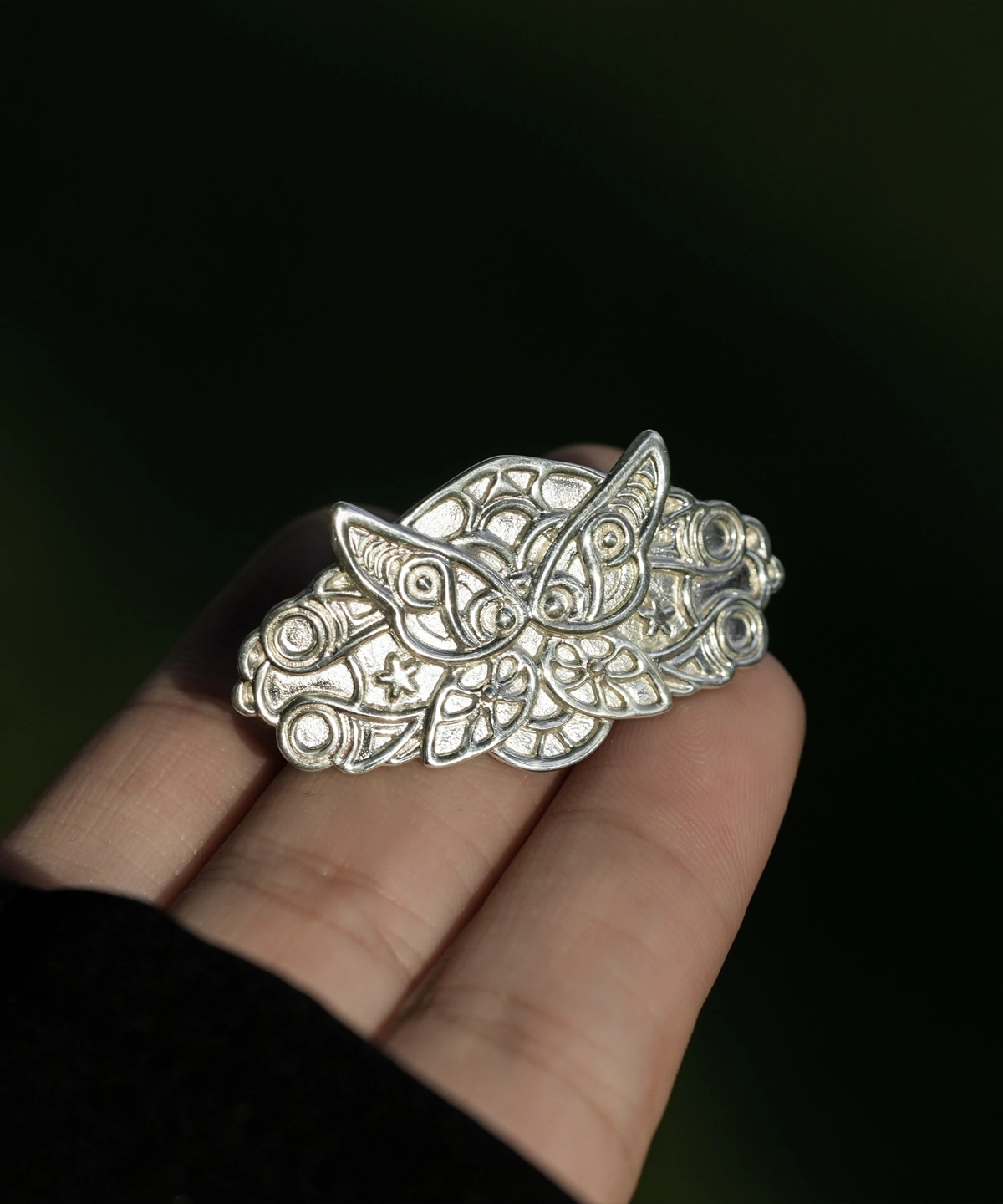 A handcrafted Fern Hair Clip, designed in 925 sterling silver with intricate elven-inspired engravings. This elegant hair accessory reflects the ethereal beauty of nature and anime aesthetics.