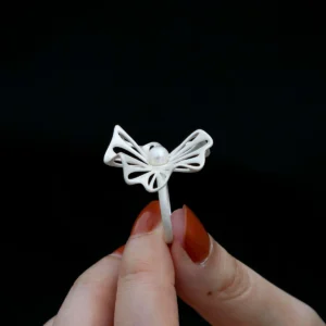A stylish hand holds a 925 silver adjustable leaf ring with a freshwater pearl, showcasing its intricate leaf design and delicate craftsmanship. The ring’s adjustable band ensures a comfortable fit, making it a versatile and elegant accessory for any occasion. Perfect for nature-inspired jewelry lovers.