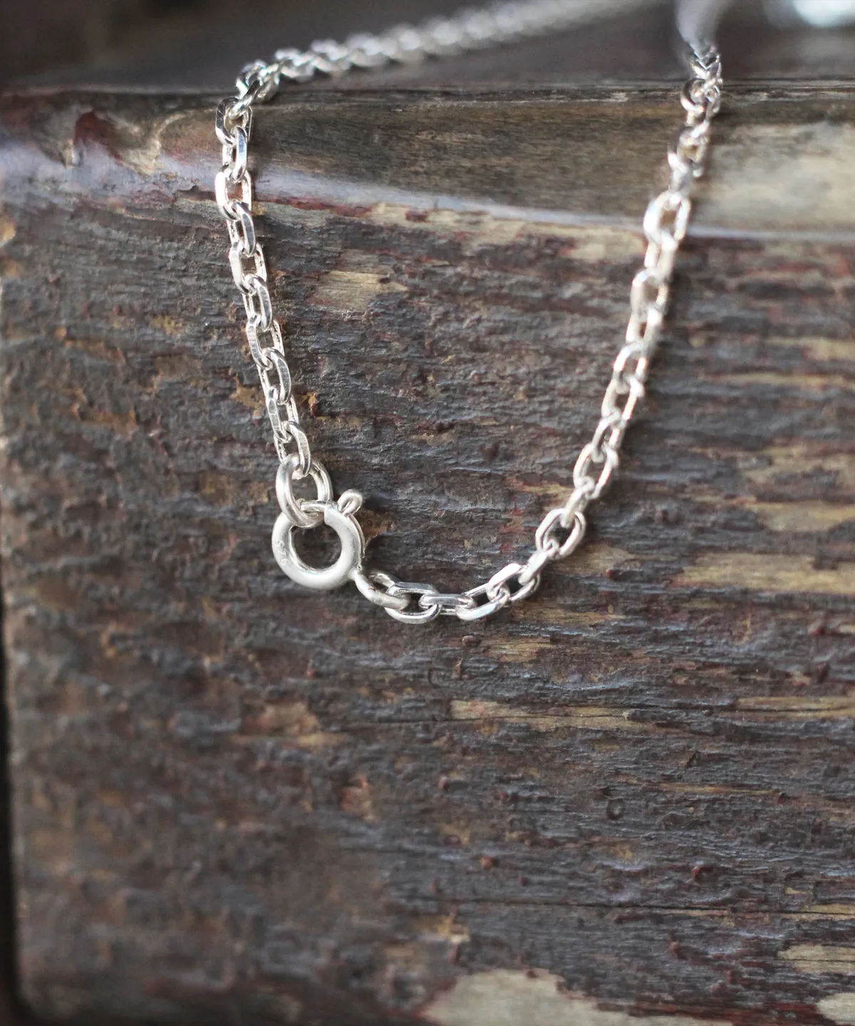 Close-up view of the S925 sterling silver chain with spring ring clasp from the Lazesoul Handmade Natural Aquamarine Necklace. Elegant and durable jewelry featuring Natural Aquamarine accents.