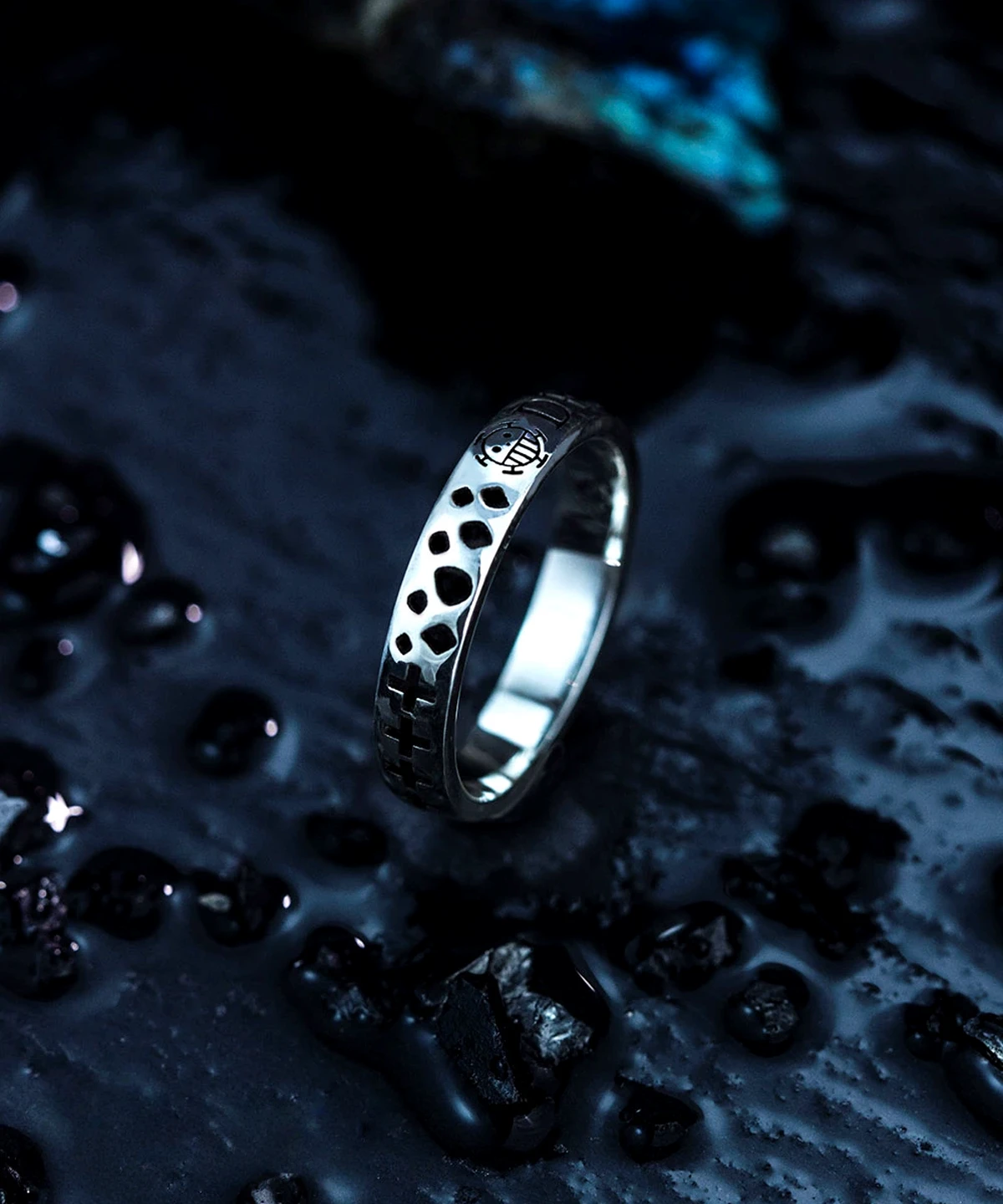 A handcrafted S925 sterling silver pirates ring featuring skull motifs and cross detailing, inspired by One Piece anime. Lazesoul’s artisanal design stands out with bold textures and pirate-themed elegance.