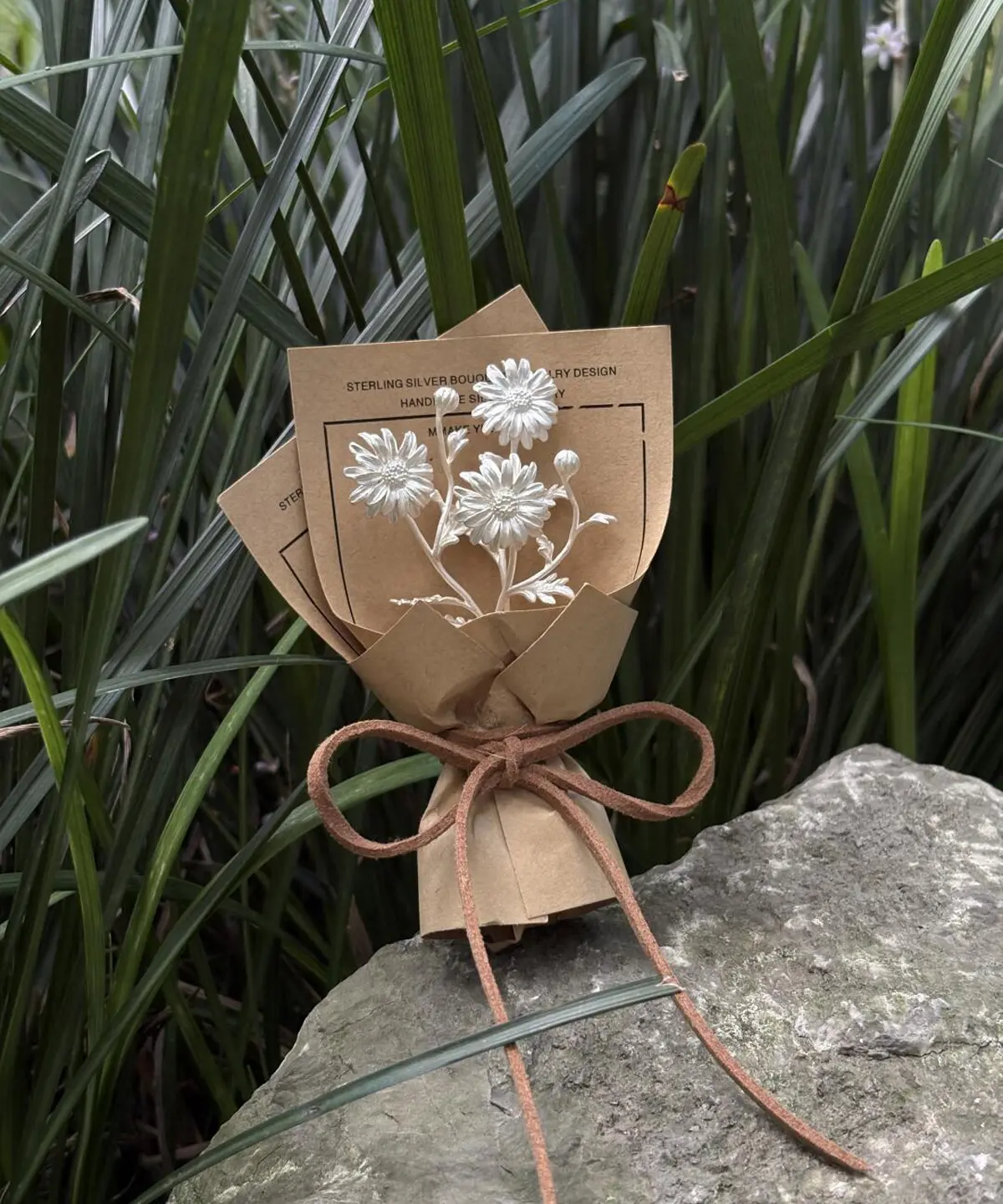 A rustic kraft paper mini daisy bouquet with sterling silver flower design, handmade by Lazesoul. Perfect as unique art gifts, this 925 sterling silver daisy bouquet blends nature-inspired elegance with artisanal craftsmanship.