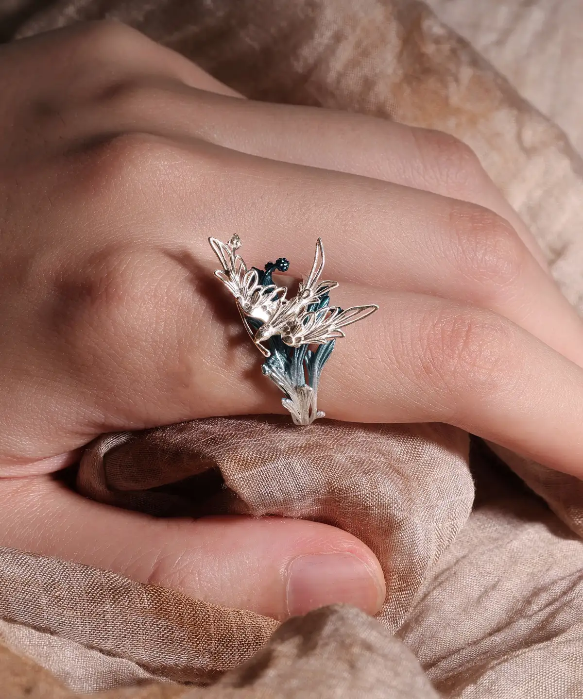 Handmade 925 sterling silver open adjustable statement ring featuring a delicate design of birds flying across tree branches. Lazesoul Stray Birds jewelry captures nature’s elegance in a unique statement ring with intricate silver craftsmanship.