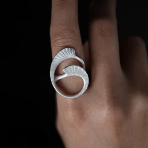 Arc Glow S925 Sterling Silver Ring with sculptural leaf-inspired design and radial vein texture; a nature-inspired Unique Ring featuring intertwined curved forms, worn on hand and styled against a dark organic surface.