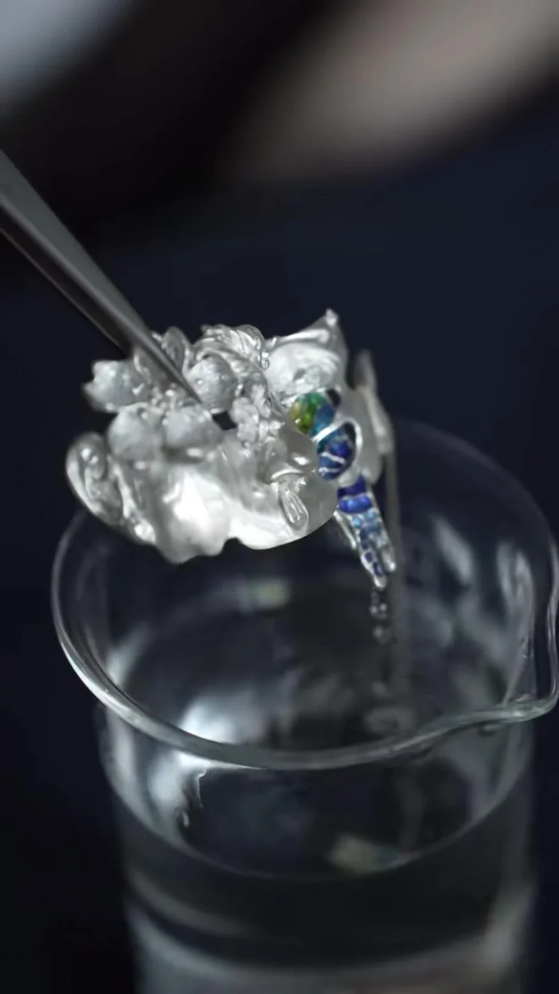 How to Clean Silver Jewelry at Home: 4 Essential Tips 1 How to Clean Silver Jewelry