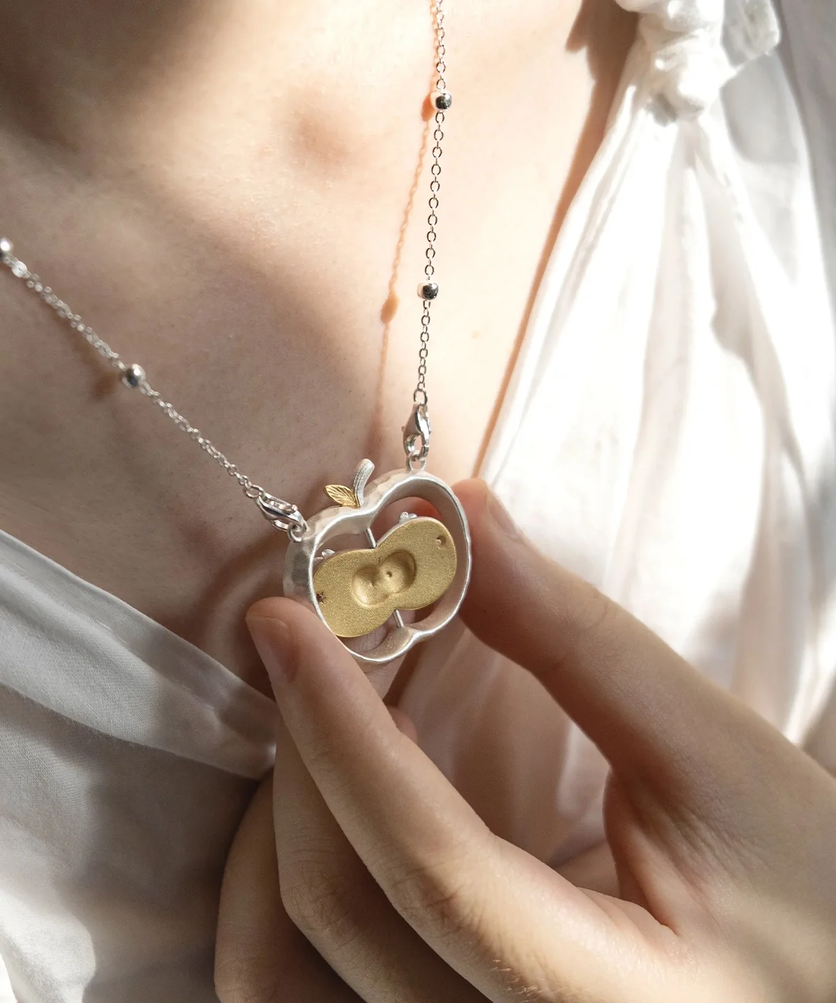 アクセサリー EASE DESIGN RABBIT APPLE NECKLACE Rabbits Apple Necklace | Rotating Pendant | Lazesoul | Silver