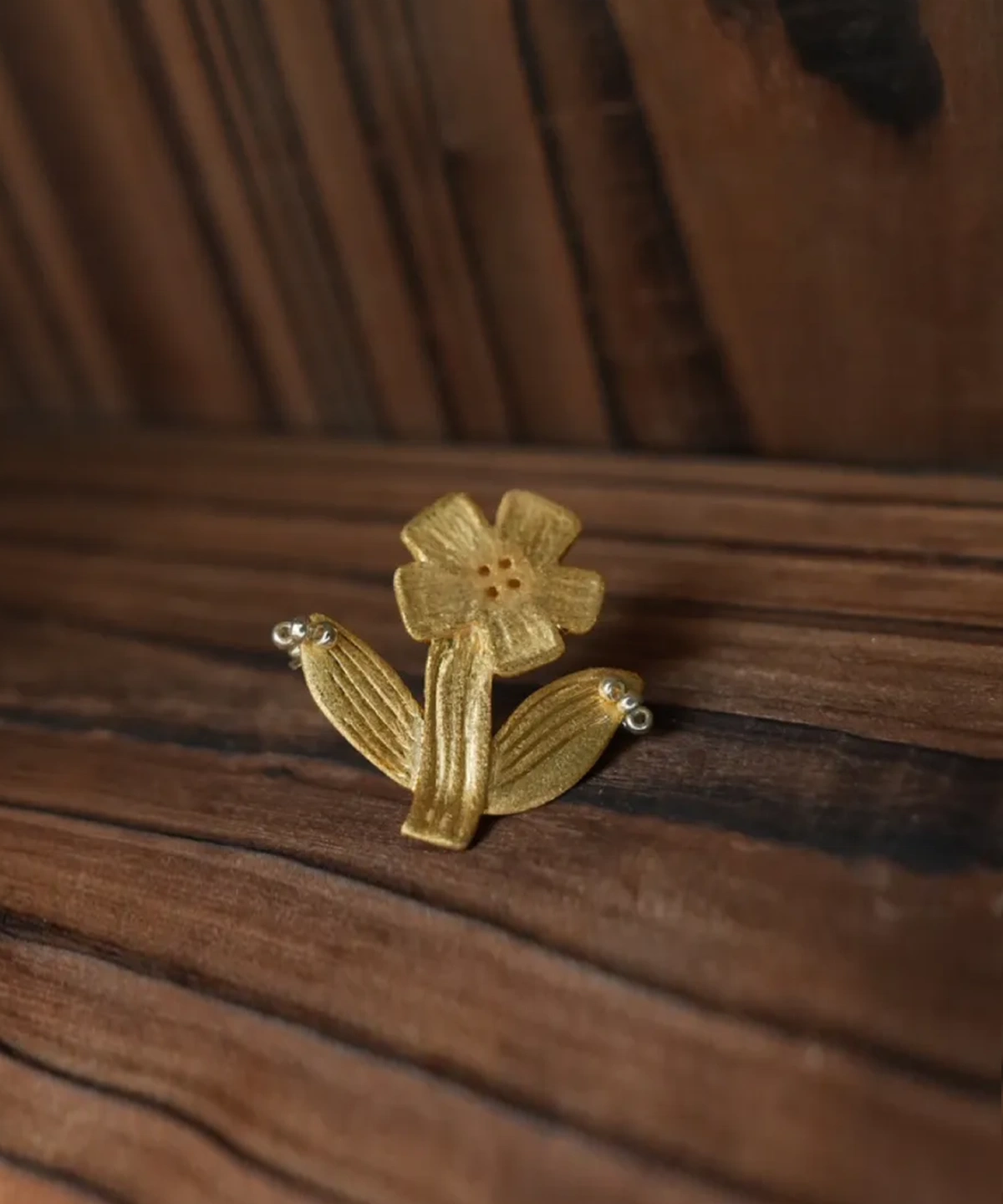 Five-petal gold flower stud earring with hand-drawn line texture (Style 4)