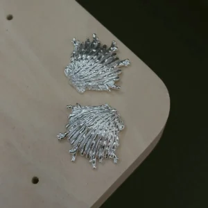 Frayed shell earrings in 990 pure silver, ribs breaking open along the outer edge