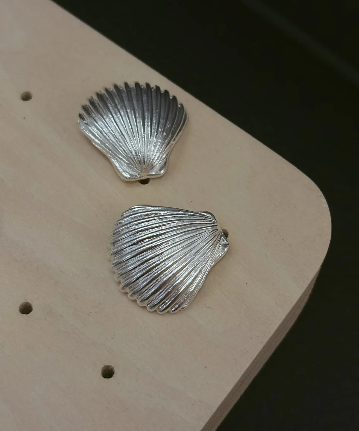 Plain scallop Silver shell earrings in 990 pure silver, crisp fluting without granules