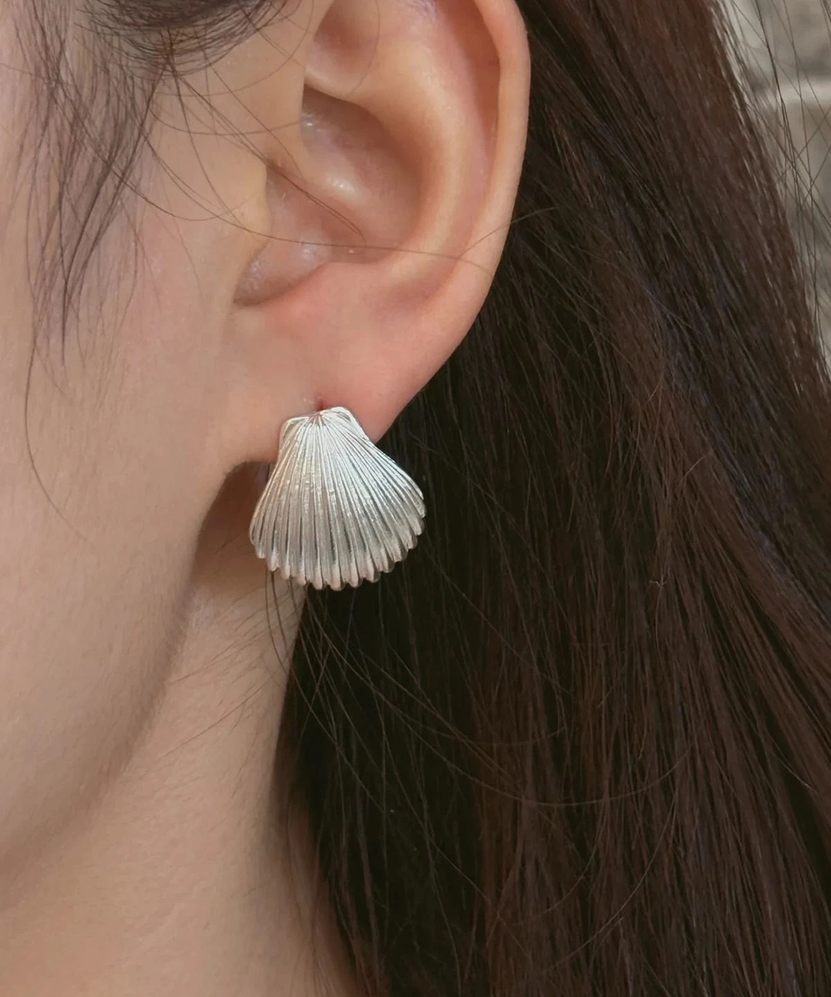 Plain scallop Silver shell earrings worn on the ear in 990 pure silver, fluting and nothing else