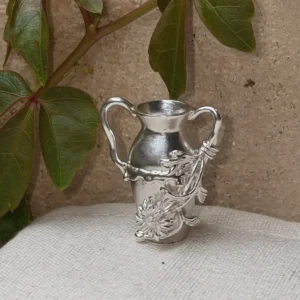 Daisy-decorated miniature vase pendant in 990 pure silver