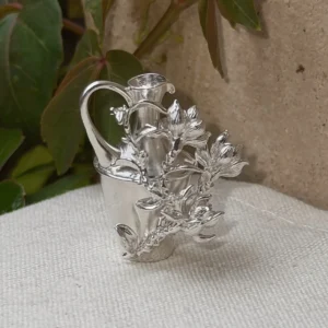 Magnolia-decorated miniature vase pendant in 990 pure silver