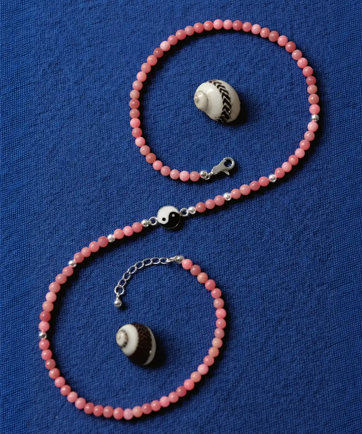 Rhodonite necklace details with lobster clasp, extender chain and yin-yang centre